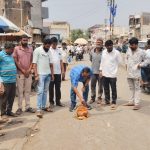 शिंदखेड्यात अरुण देसले ची गांधीगिरी पार्ट- नऊ 👉रस्ता की खड्डा भरले आखाजीच्या दिवशी खड्ड्यात डेरगं 👉 शिंदखेडा सार्वजनिक बांधकाम खात्याचे रस्त्याकडे दुर्लक्ष